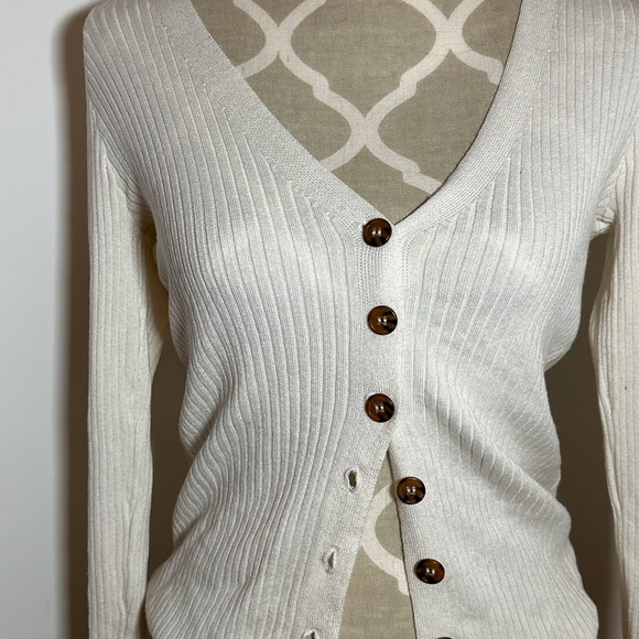 Cute white button up ribbed sweater top - Picture 4 of 5
